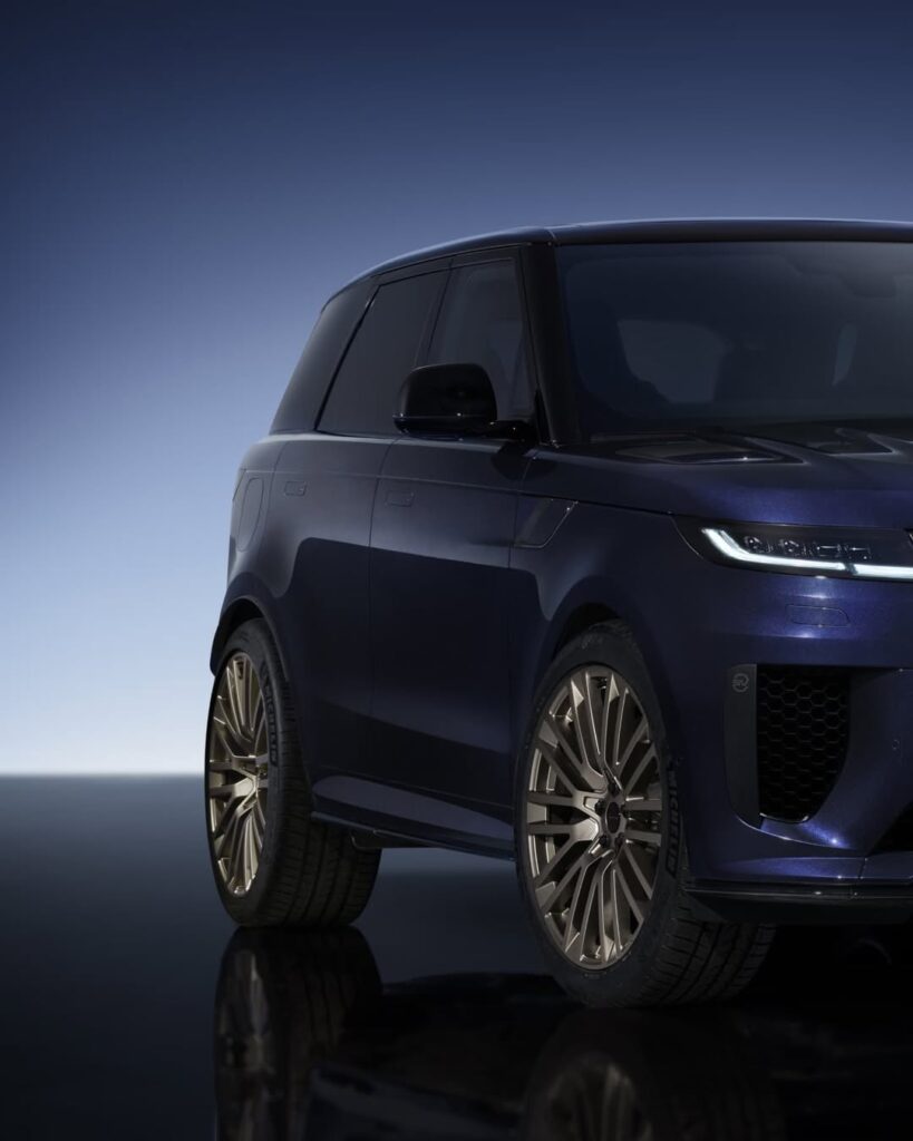 रेंज रोवर के नये मॉडल की टक्कर आस पास नहीं है कोई एसयूवी देखिये क्या हे नया अपडेट ओर नया लुक दिया है. 4 1000449113 1